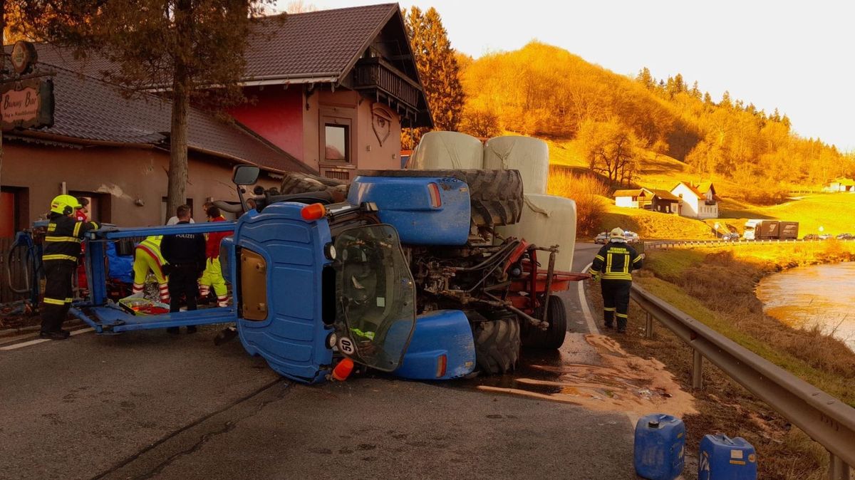 Traktor v Rakousku narazil do zdi nevěstince, řidič zraněním podlehl